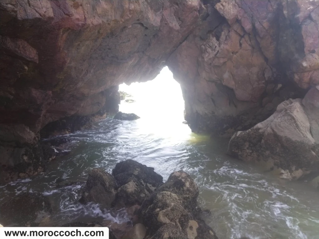 مغارة من جبل وسط شاطئ سيدي محمد بن عبد الله بمير اللفت