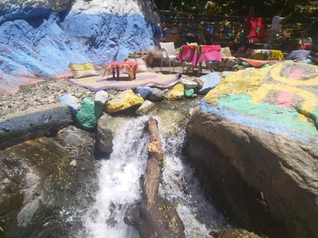 مطعم قرب مجرى شلال ستي فاطمة