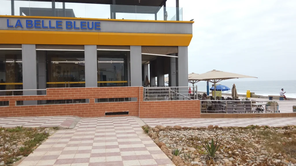 مقهئ بكورنيش شاطئ أكلو